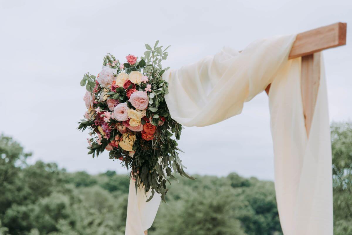 Wedding altar or alter? It's altar. 