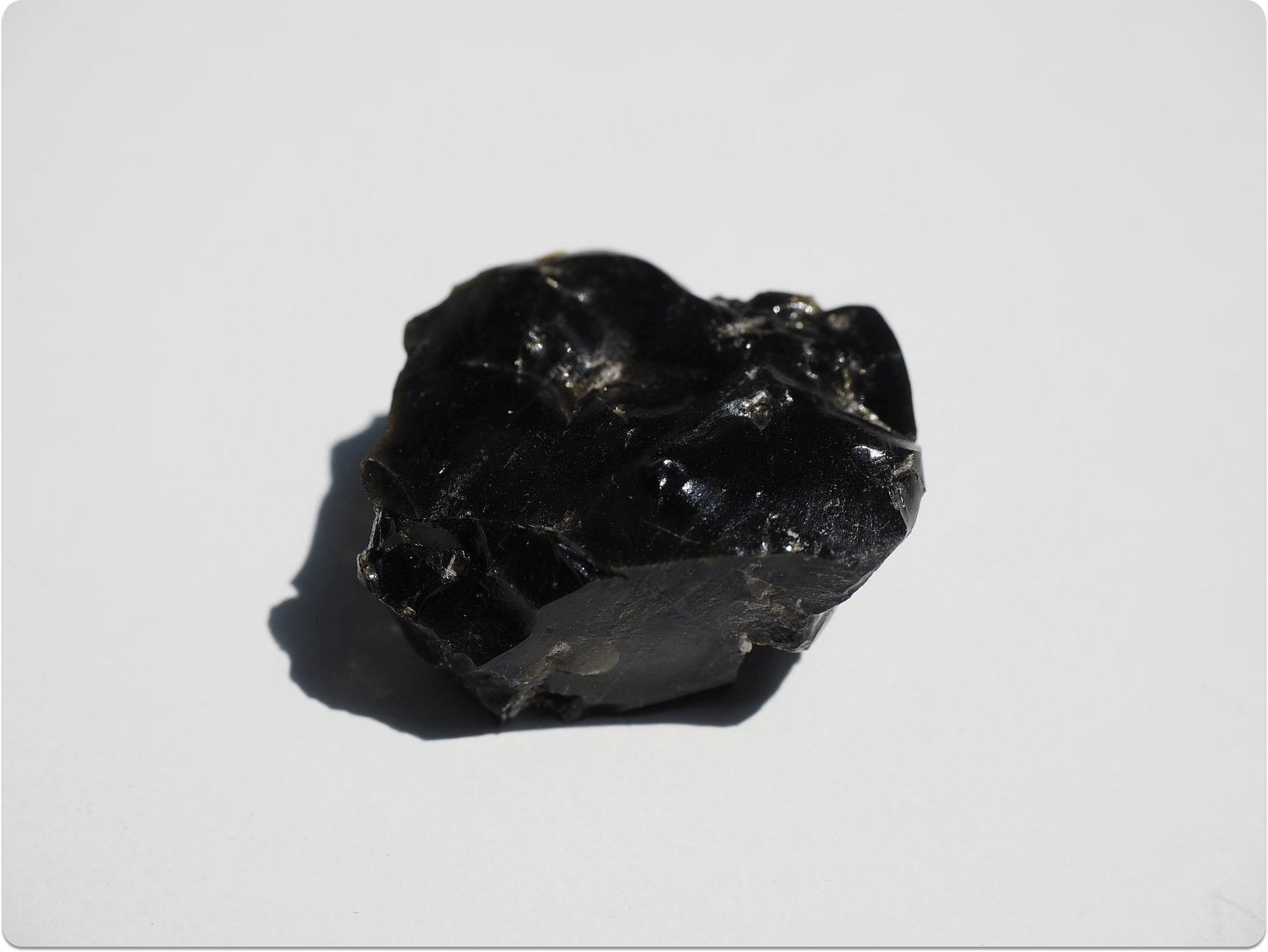 Bild eines Obsidians (schwarzes Vulkangestein)