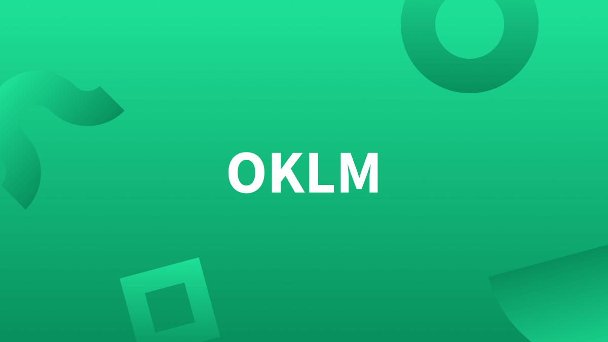 Titre « OKLM » sur fond vert