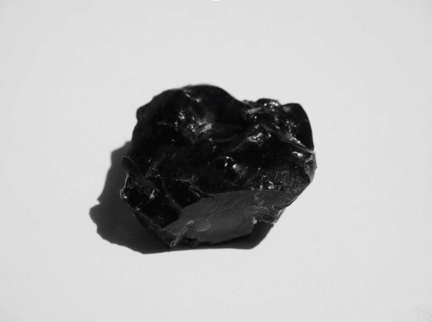 Origen de la palabra Obsidian como roca volcánica.